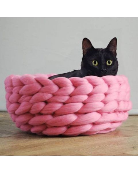Iedereen kan een kattenmandje breien met ons doe het zelf pakket met lontwol. 