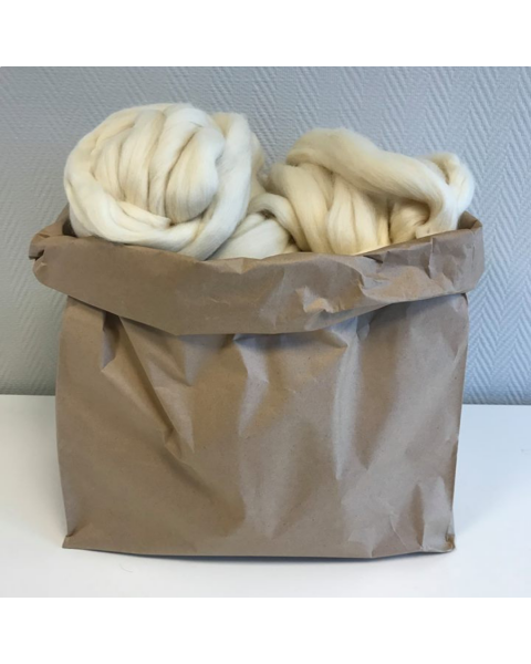 Onze zak met 3 kilo ivory is heel fijn om mee te breien, spinnen en vilten. 