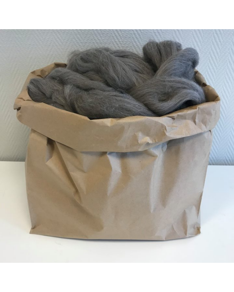Een zak wol van 3 kilo, wanneer je deze besteld ontvang je de wol in een plastic zak van gerecycled materiaal (vanwege bescherming tijdens het transport). 