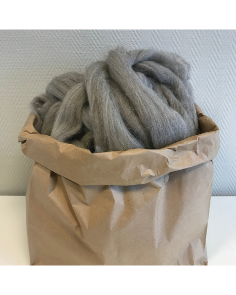 Fijne zak wol om te spinnen, vilten of breien met je armen, handen of breinaalden. De wol wordt geleverd in een plastic zak, om de wol te beschermen voor verzending. De papieren zak kun je los bij bestellen. 